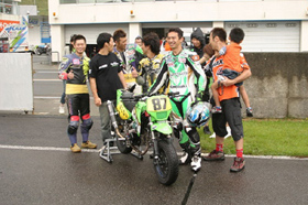 Team Greenで活躍中の柳川明選手（JSB1000）、酒井大作選手（ST600・当時）のドリームチームの参戦も話題を呼んだ。